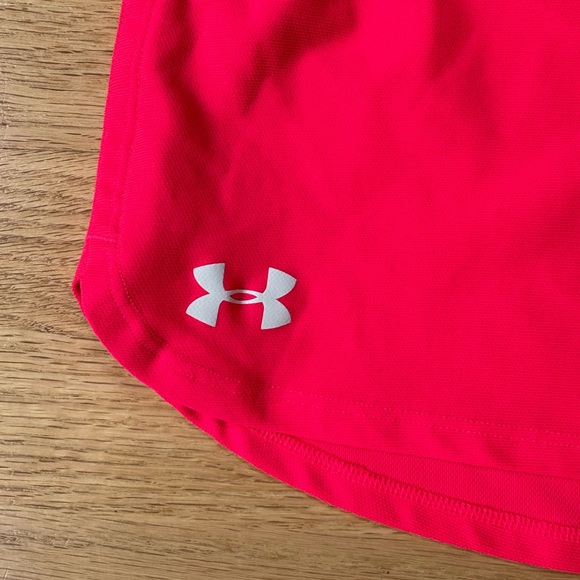 Under Armour Pink HeatGear Shorts Size Youth Large in Excellent Condition - Picture 2 of 4